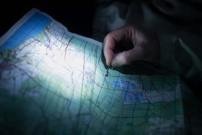 Kaardiluure: püütakse leida parim marsruut järgmisse kontrollpunkti. Arvestama peab muu hulgas kraavide, pimeduse, soo ja metsa ning vastutegevusega.