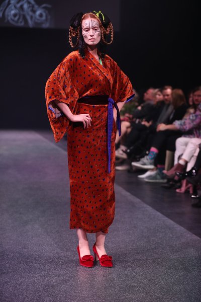 Beatrice'i <em>show</em>'s nähtud sarid, kleidid ja kimonod näitavad, et nendega ehtides sel aastal ei eksi. Päikeseloojangu oranž hoiab soojas nii jahedatel suveõhtutel kui ka esimeste sügiseste vihmahoogude ajal.