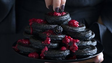 Kirglik must toit! Toitu mustaks võluda on vahel täitsa lõbus. Aga kuidas maitseb must? 