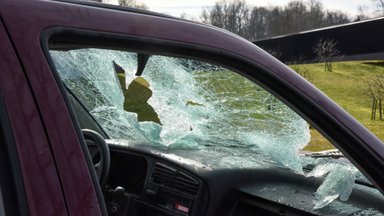 Пьяный житель Таллинна разбил стекла 15 автомобилей. Полиция его задержала