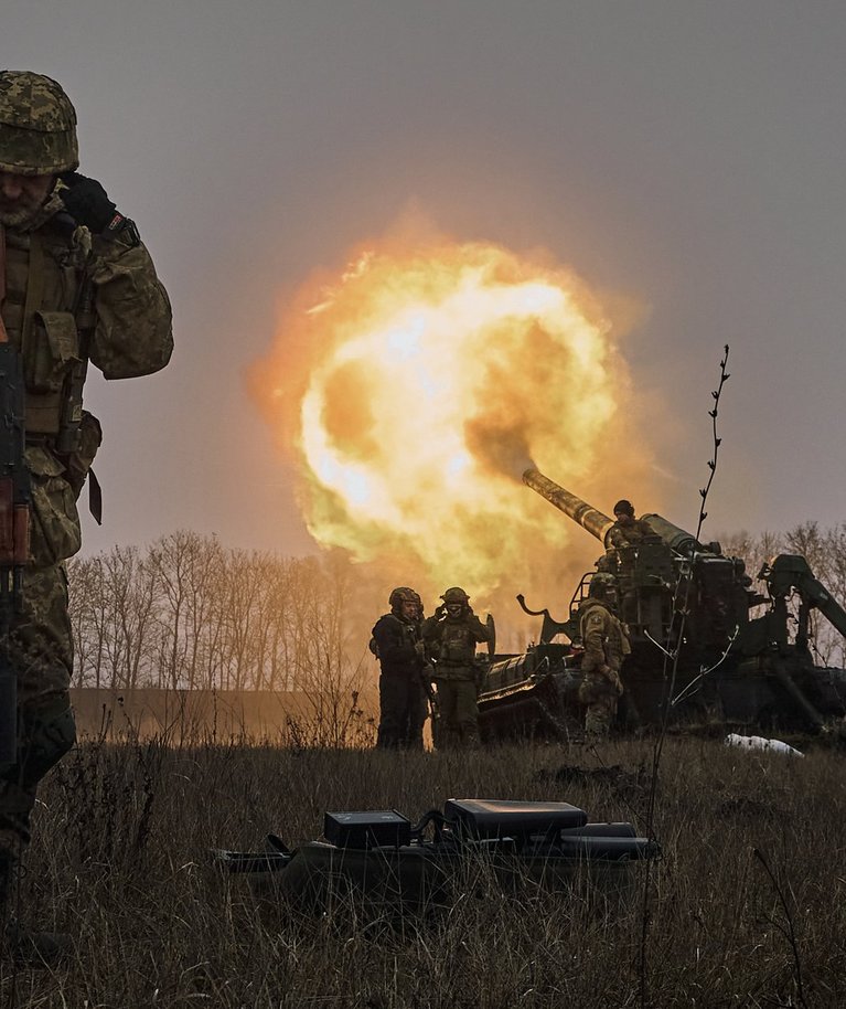Ukraina sõdurid tulistavad suurtükiväesüsteemist Pion Vene positsioonide pihta. Foto tehtud 16. detsembril 2022 Bahmutis. 