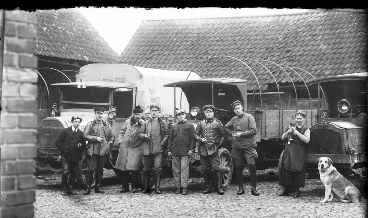 I MS. Sakslased - okupandid - Viljandi linakaupmehe ütti hoovil, oma autokoormat korrastamas enne linnast lahkumist. 6. XI 1918. a.