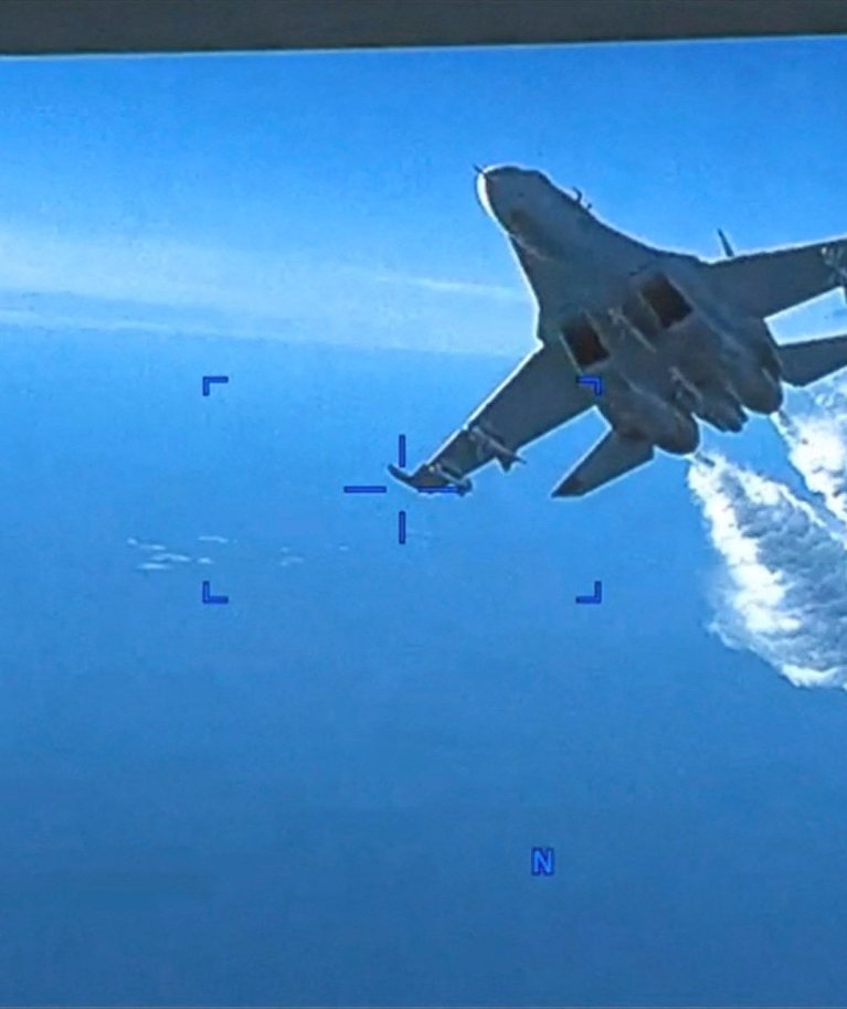 Vene lennuk Su-27 kallab kütust USA luurelennukile MQ-9. Foto on tehtud 2023. aasta 14. märtsil.