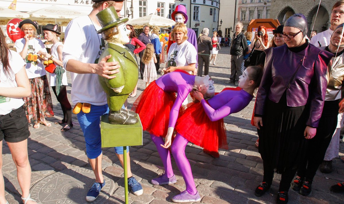 FOTOD JA VIDEO: Festival TREFF algas meeleoluka kuklitantsuga - Kroonika