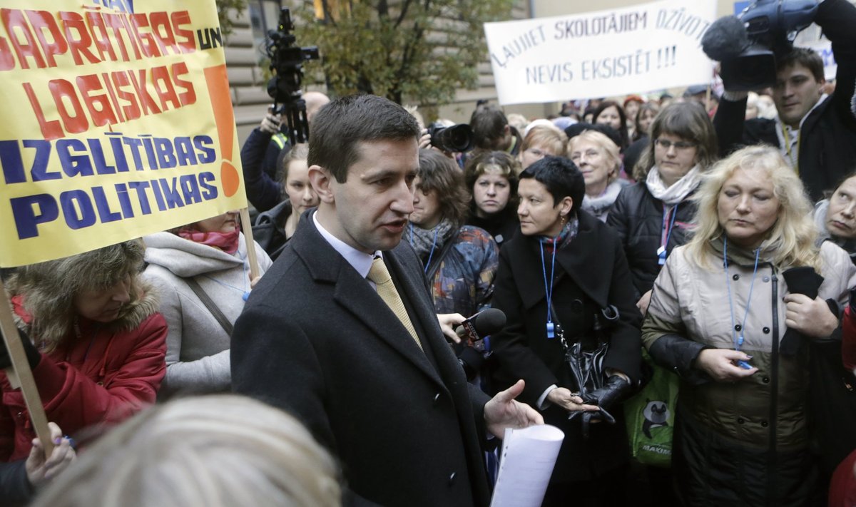 Läti endine haridusminister Vjaceslavs Dombrovskis Riia parlamendihoone ees toimunud õpetajate streigil 2013. aasta oktoobris.