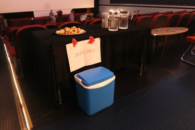 Рядом со входом — стол с водой, фрукты и минихолодильник с мороженым