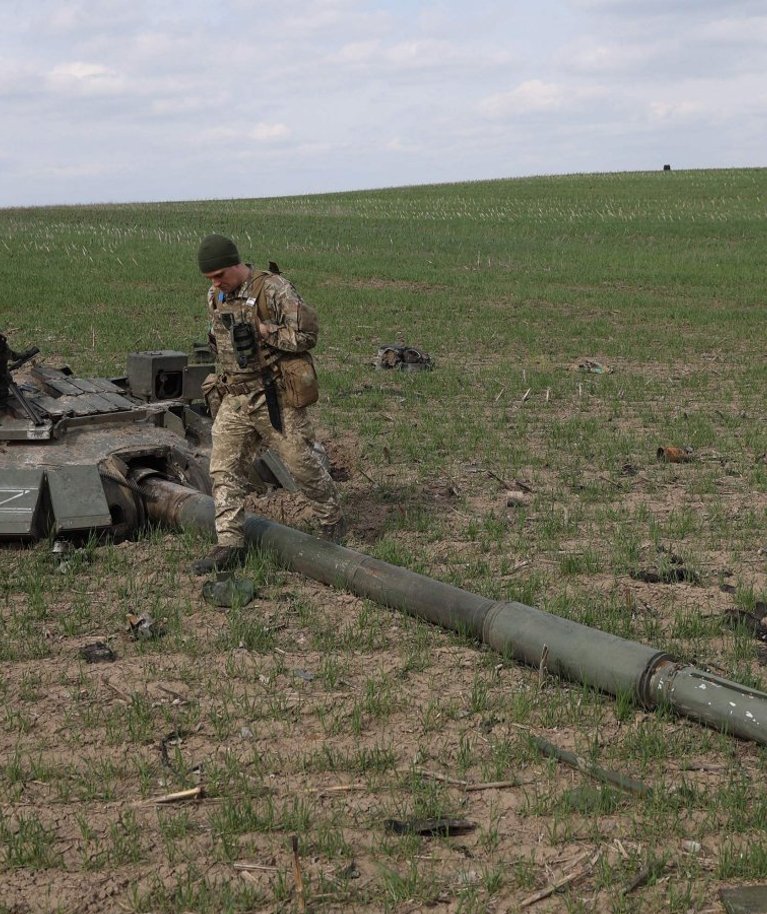 Vene tanki jäänused ja Ukraina sõjaväelane Harkivi oblastis Gusarovka küla lähedal.