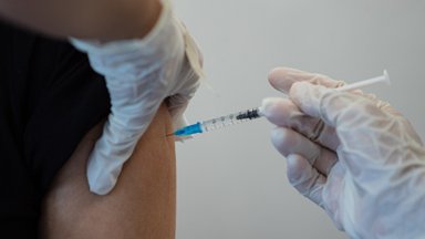 Здоровые и молодые люди могут не спешить за четвертой дозой вакцины
