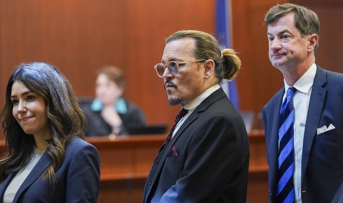 Keskel Johnny Depp koos oma advokaatidega