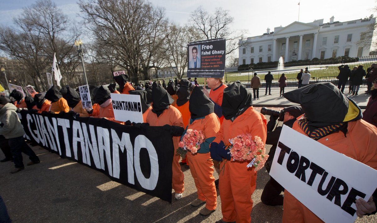 Möödunud pühapäeval, Guantánamo vangla 13. aastapäeval protestisid ameeriklased Valge Maja ees, nõudes kinnipeetavate vabastamist. Guantánamos on praegu veel sadakond vangi.