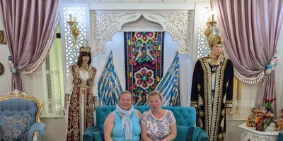 Reisi võitja Külli Muug õde Anneliga Usbekistani restorani ootesaalis.