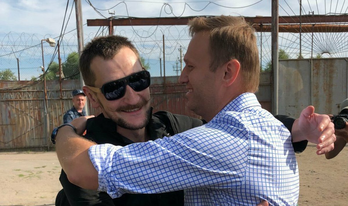 Олег (слева) и Алексей Навальные