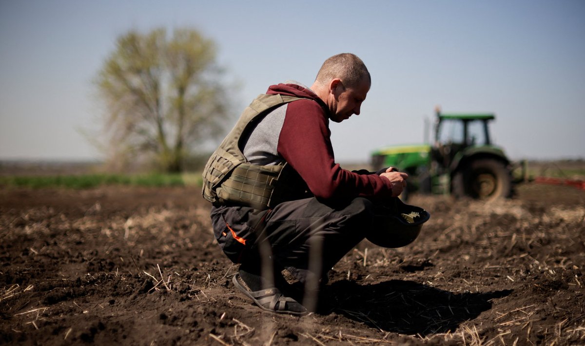 Ukraina farmer Yuri kannab põllutöödel kuulivesti, teisiti enam ei saa.