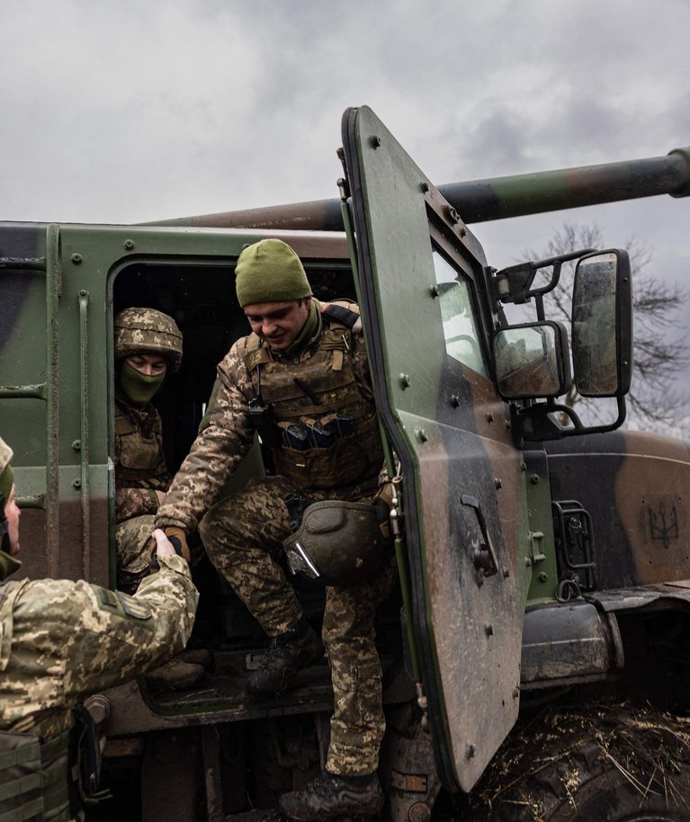 Ukraina sõjaväelased valmistumas tulistama iseliikuvast haubitsast CAESAR. Foto tehtud 28. detsembril 2022 Ida-Ukrainas.