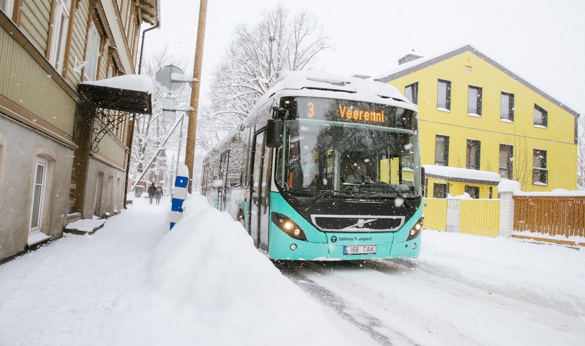 Liinibuss talvisel Tallinna tänaval, pilt on illustratiivne.