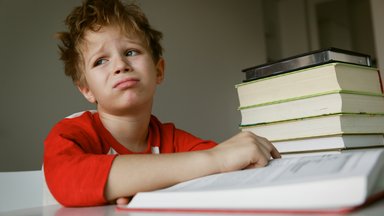 Почему ребенок не хочет в школу и что с этим делать: советы психолога