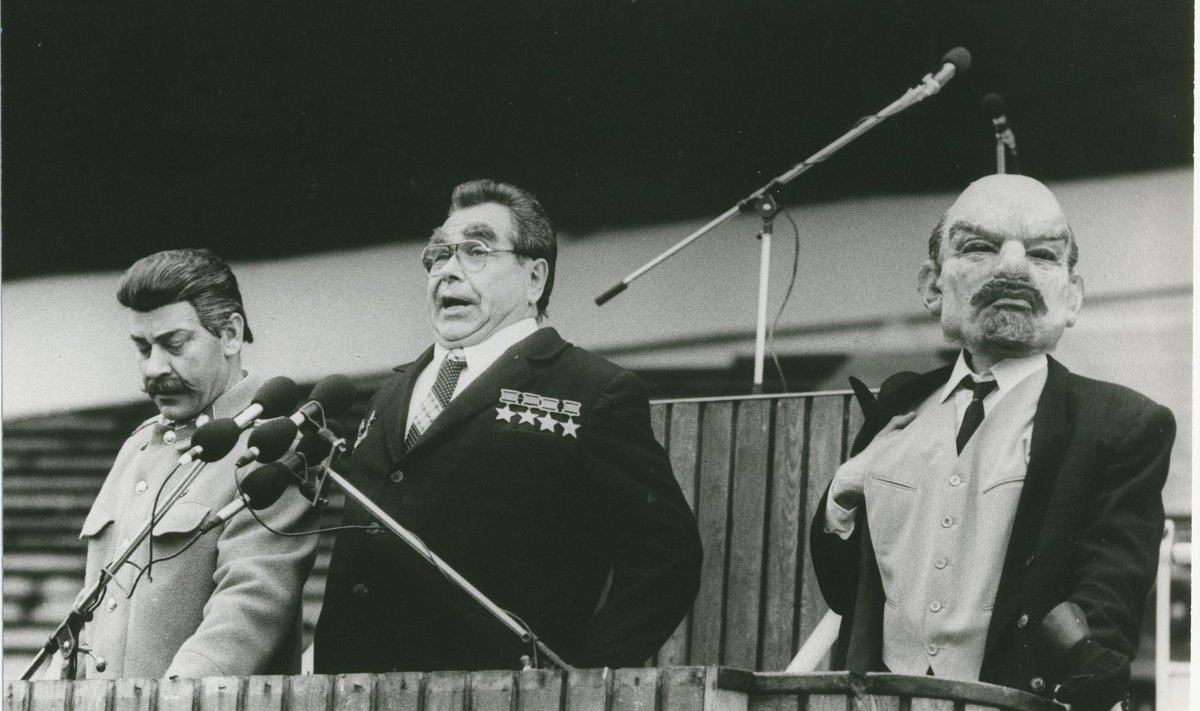 "Kolm vägevat" Vabaduse laul, näitlejad etendamas Leninit, Stalinit ja Brežnevit", september 1991, Foto: Kalju Suur, EE Arhiiv