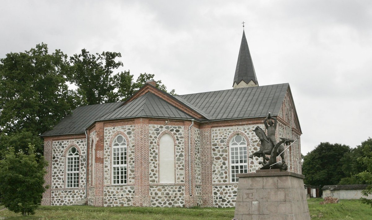 Tori kirikut hakati taastama 1990. aastal.