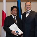 Ilves kinkis Jaapani suurärimehele Eesti ID-kaardi ja mobiil-ID testkoopiad