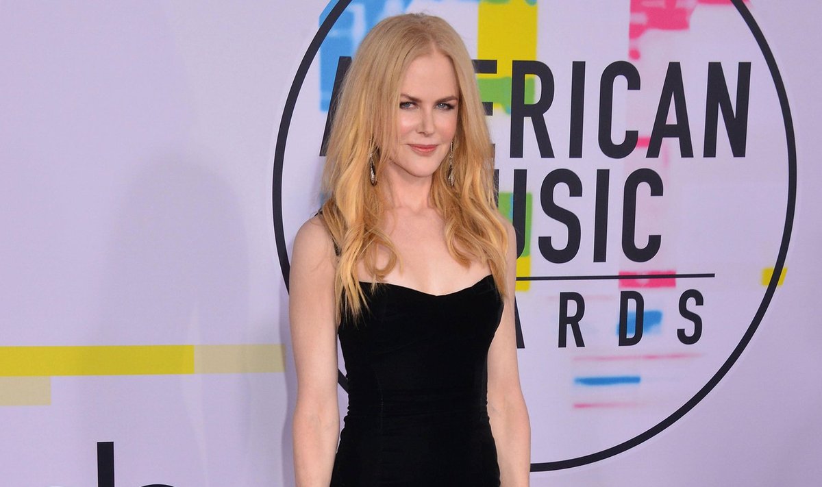 Nicole Kidmani nööritatud saapad piduliku kleidi lisandina.