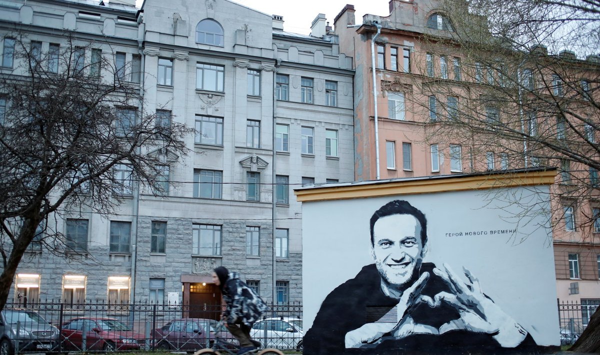 Aleksei Navalnõid kujutav grafiti Peterburis. Kiri seinal ütleb: "Uue aja kangelane"."