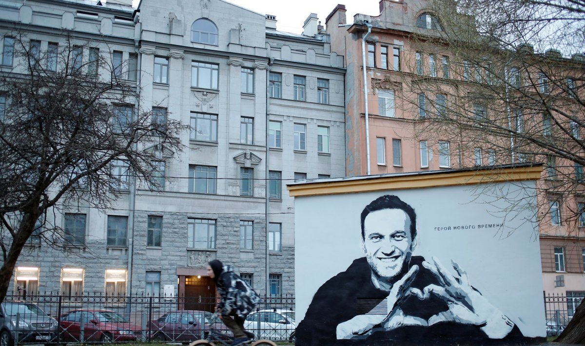 Aleksei Navalnõid kujutav grafiti Peterburis. Kiri seinal ütleb: "Uue aja kangelane"."