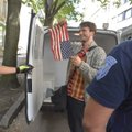 DELFI FOTOD JA VIDEO: Politsei viis USA saatkonna ees lippu põletada soovinud poliitaktivisti Meelis Kaldalu minema
