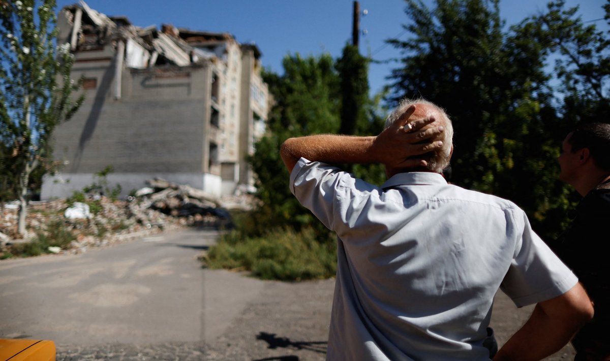 Ukraina mees vaatamas oma purustatud kodu Toretskis. 