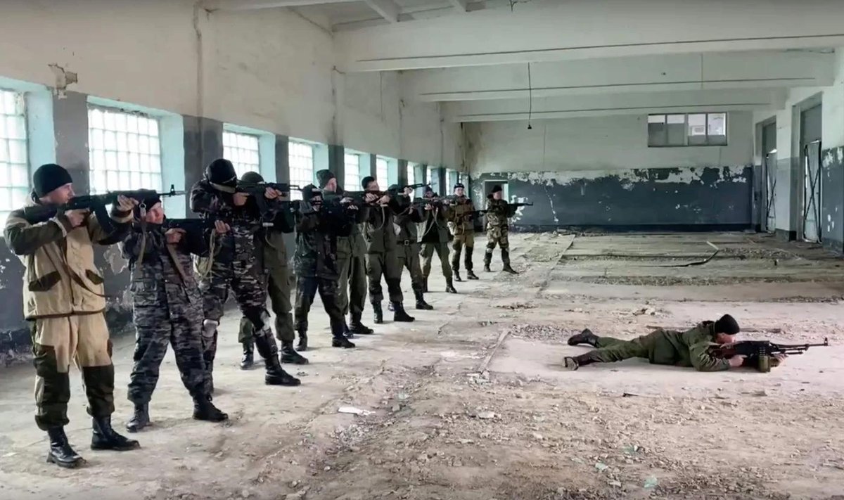 Airsofti mängijad mobiliseeritutele väljaõpet andmas