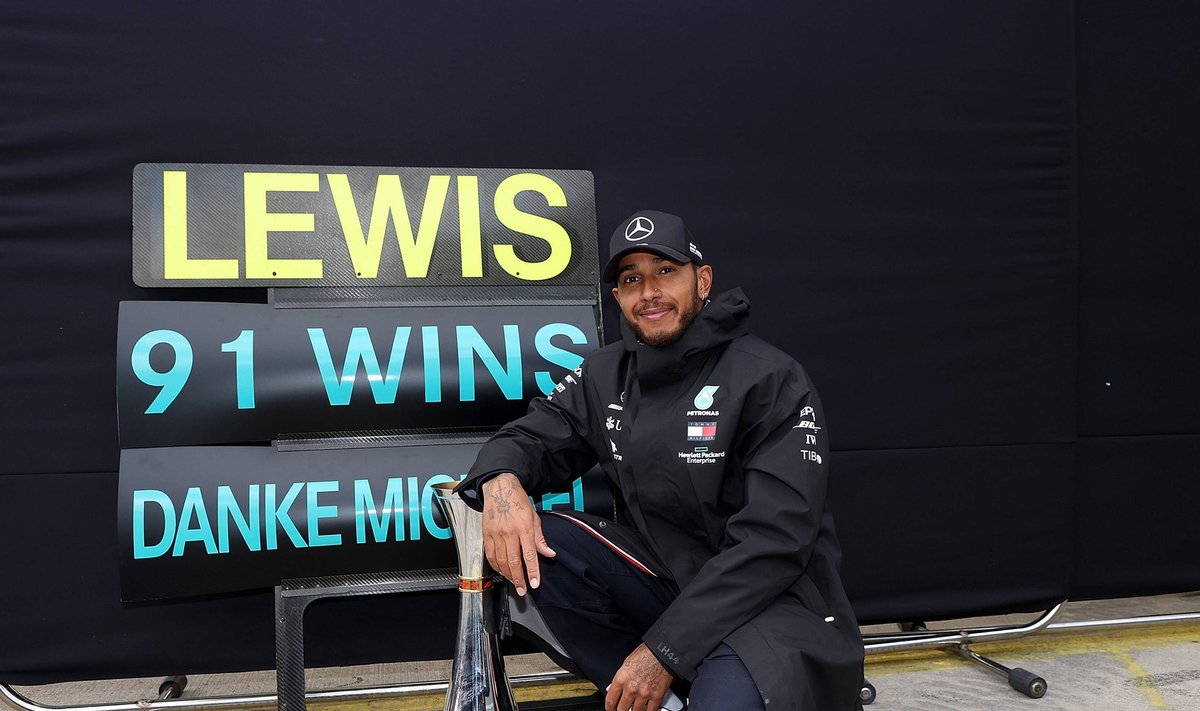 Lewis Hamiltonil on auhinnakapis 91 võidukarikat.