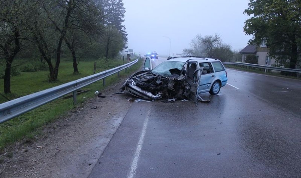 FOTOD: Pärnumaal hukkus täna öösel liiklusõnnetuses naine - Delfi