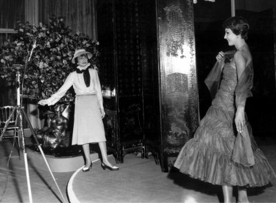 Coco Chanel 1957. aastal oma loomingut vaatlemas.