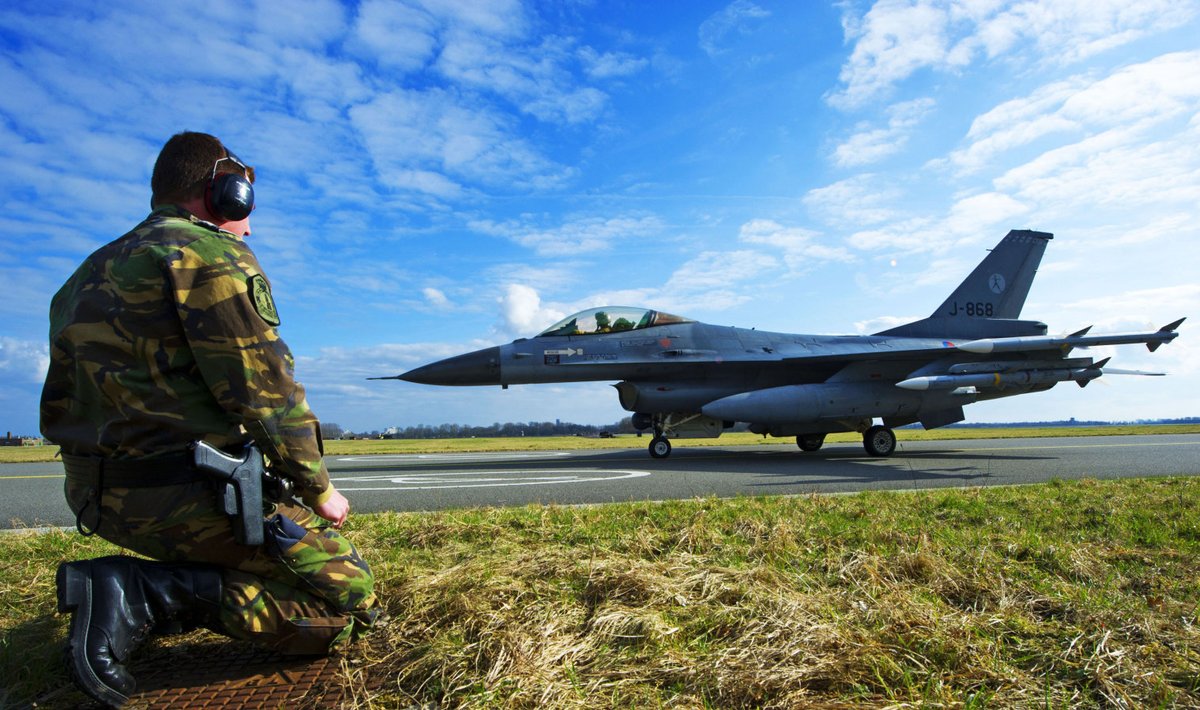 Hollandi õhujõudude hävituslennuk F-16 lennuväebaasis