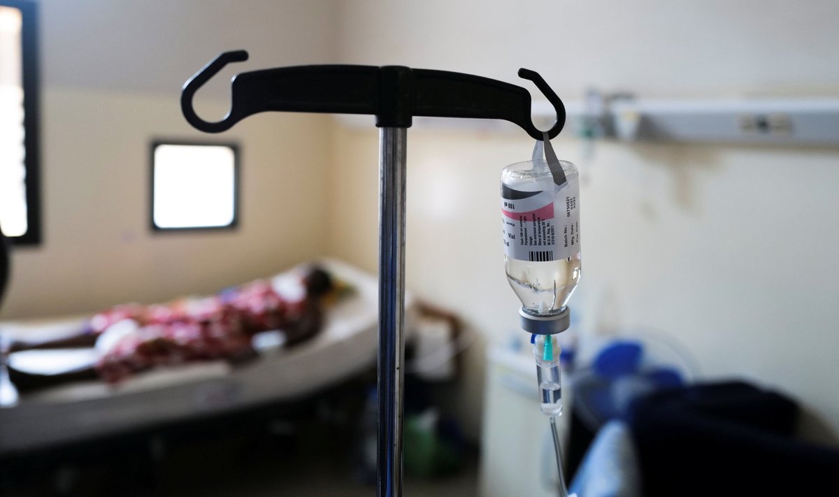 Koroonapatsient saab haiglas veeni teel ravi (foto: REUTERS / Scanpix)