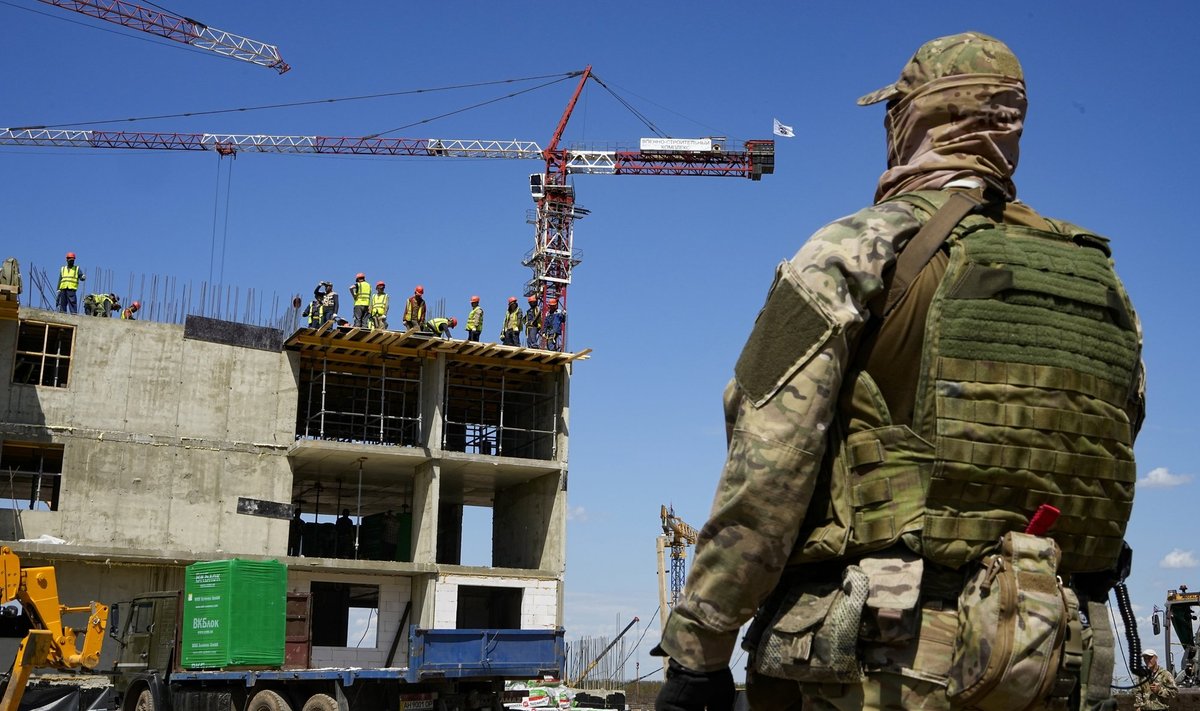 Vene sõdur jälgib Donetski oblastis okupeeritud Mariupolis kortermaja ehitust. Esialgse plaani järgi pidi referendum tuleb juba septembri esimeses pooles.