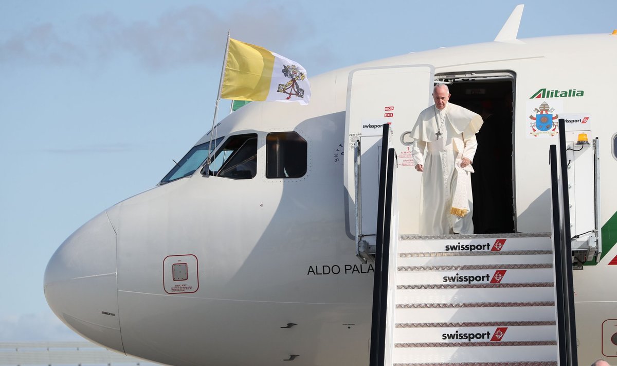 Paavst saabub Iirimaale. Lennukil lehvib valge-kuldne Vatikani lipp.