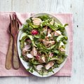 Jäägivaba kokkamine: lõhesalat aiarohelisega