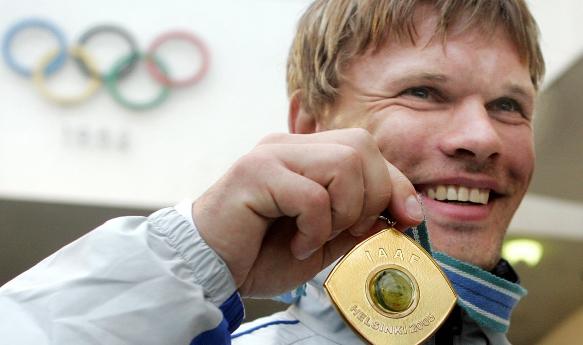 Andrus Värnik 2005. aasta MMi kuldmedaliga