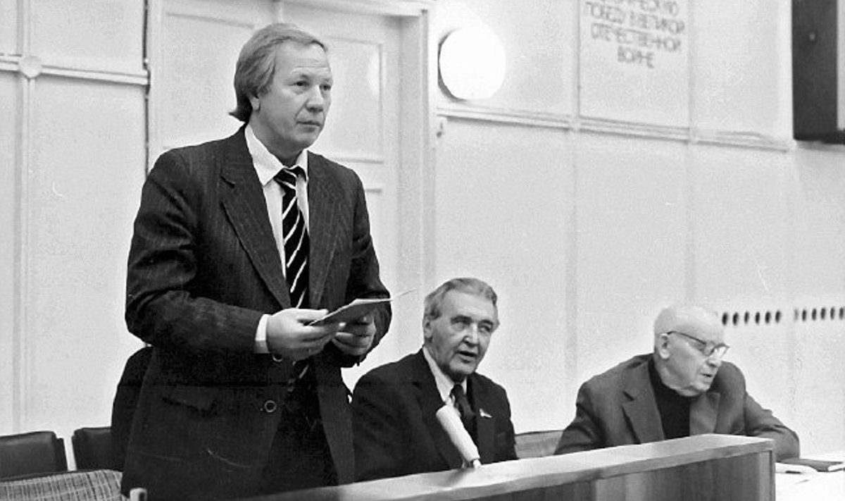 Autor (vasakul) avab 1984. aastal konverentsi, tema kõrval ühingu Teadus presiidiumi esimees Viktor Maamägi ja parteiveteran Hendrik Allik.