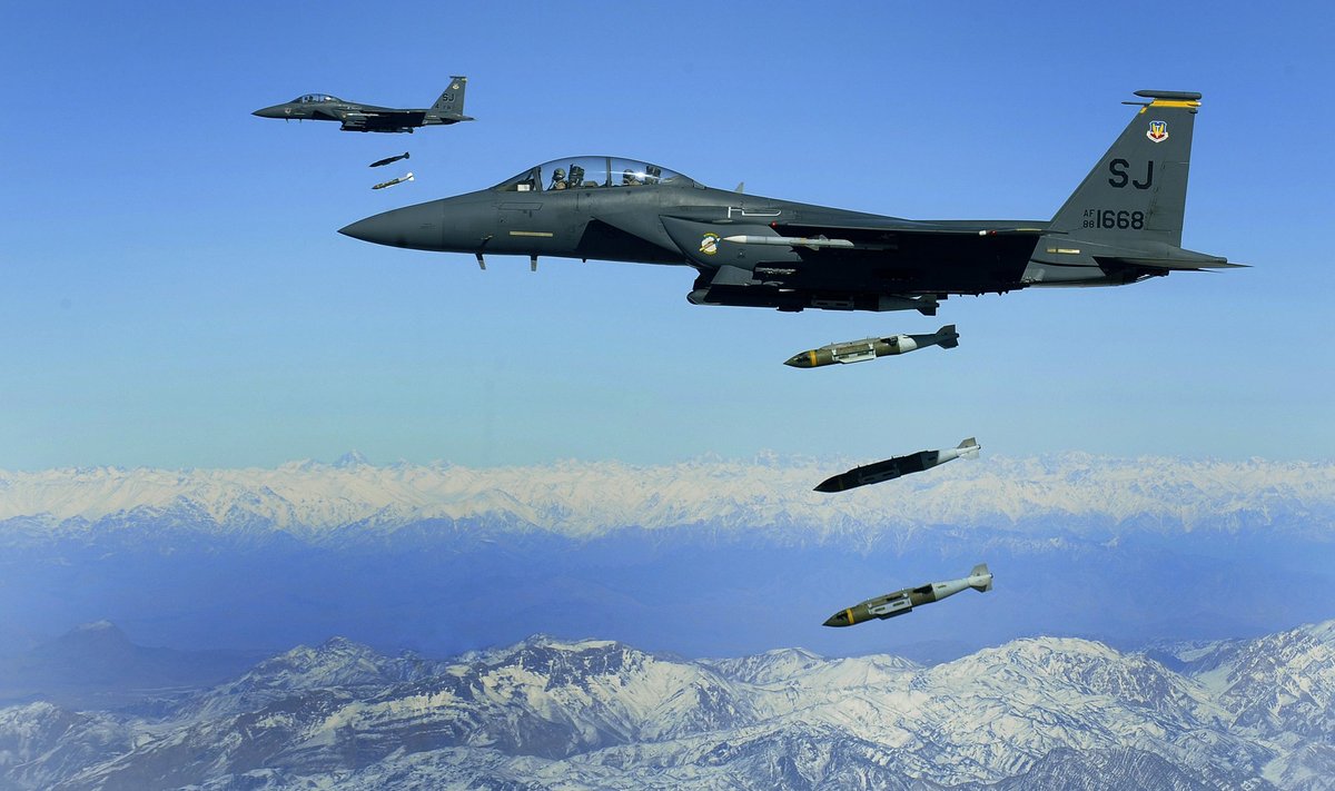 USA F-15 hävitajad heitmas JDAM komplektidega varustatud pomme