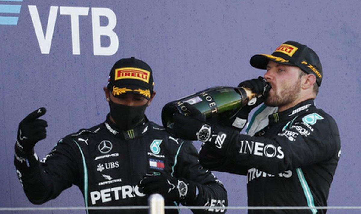 Võitja Valtteri Bottas joob šampanjat, kaotaja Lewis Hamilton vaatab pealt.