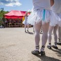 FOTOD: Põllumeeste päeval tõmbasid Sänna mehed seelikud selga ja särgi seljast