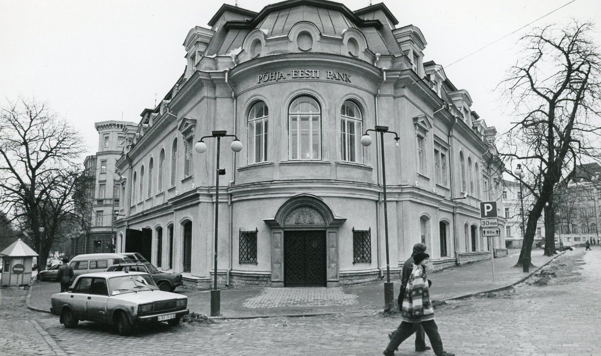 1992. aasta novembris puhkes pangakriis, kolme suurema panga (Tartu Kommertspanga - TKP, Balti Ühispanga - UBB ja Põhja-Eesti Aktsiapanga - PEAP) ning kaheksa väiksema panga maksejõuetuks muutumine. Olukorra päästmiseks moodustati UBB ja PEAP ühendamise teel uus pank - Põhja-Eesti Pank.