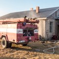DELFI FOTOD ja VIDEO: Õnnelikult lõppenud õnnetus: Saaremaal põles majas voodi, elanikud said omal jalal majast välja