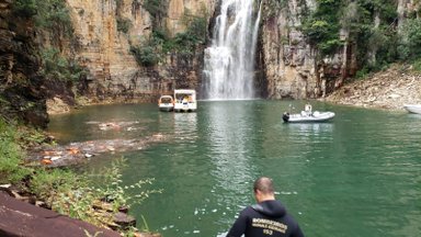Скала обрушилась на лодки с туристами на озере в Бразилии