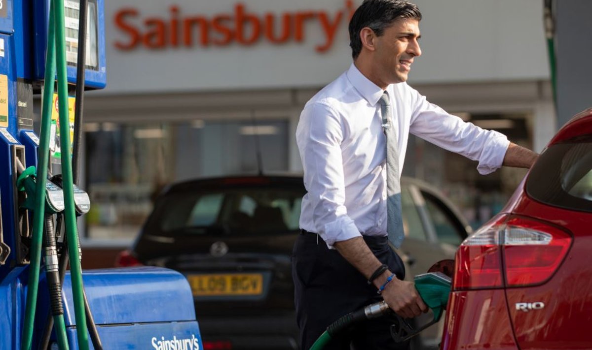 Briti peaminister eelistab sõita Range Roveriga, ent mõnel reklaamfotol tangib ta bensiinijaama töötajalt laenatud punast Kiat. 