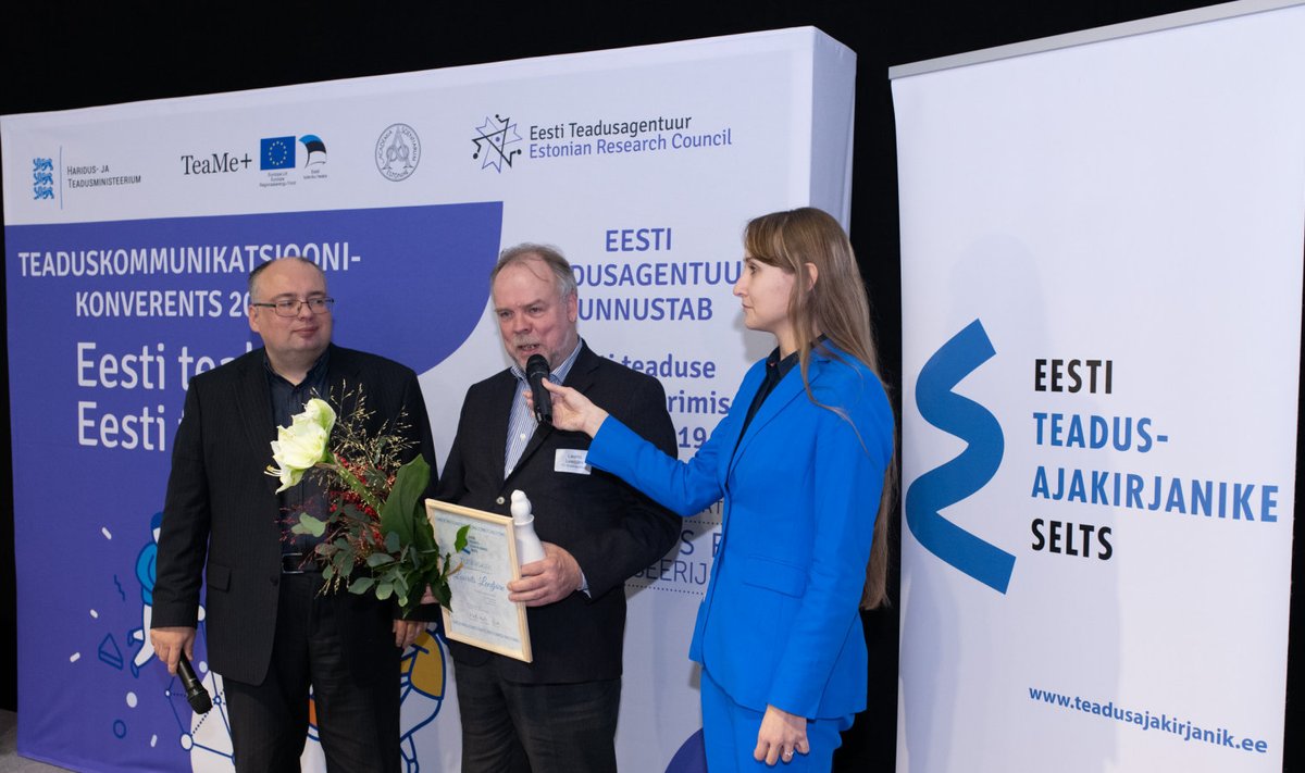 Pildil on Priit Ennet, Laurits Leedjärv ja Kais Allkivi-Metsoja teadusajakirjanduse sõbra auhinna üleandmisel Tallinna Laululava klaassaalis 20. novembril 2019.