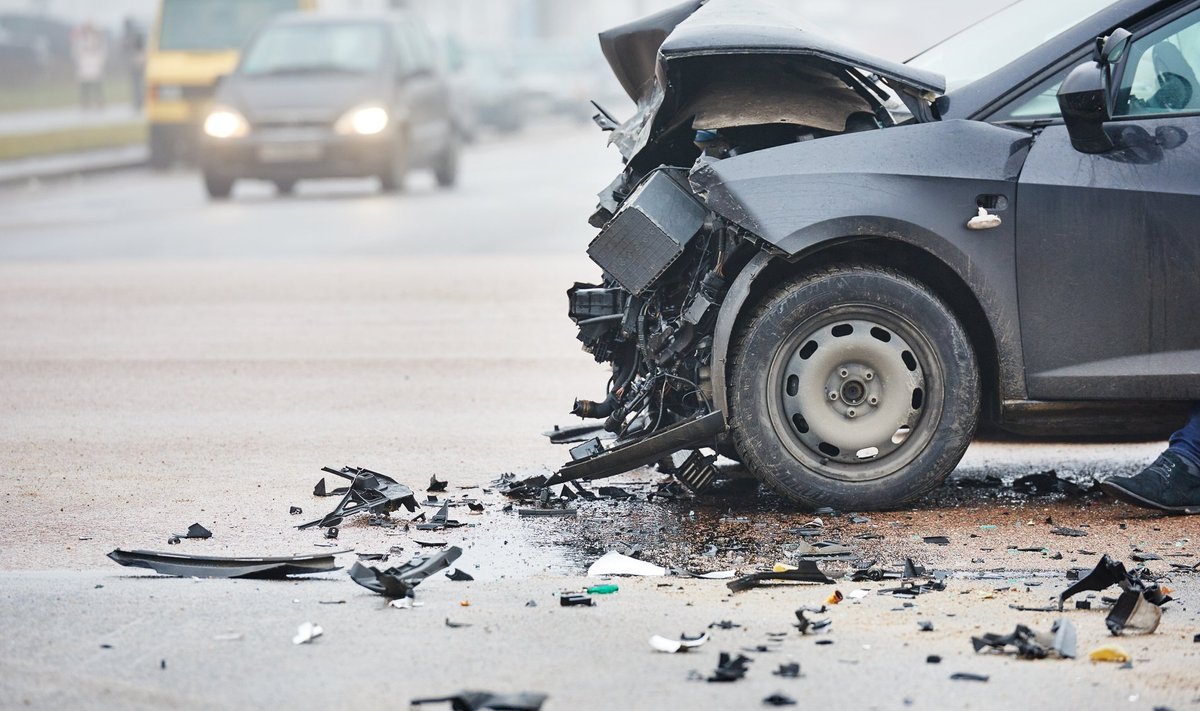 Koogu tankla sissesõit on tekitanud autojuhtide jaoks ohtliku ja keerulise olukorra. Keset maanteed tanklasse keeramiseks hoo maha võtnud autoga võib kergesti õnnetus juhtuda. 