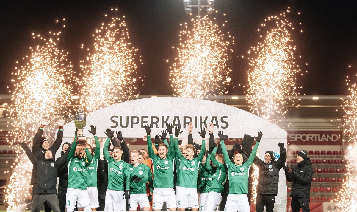 FC Flora tähistamas Superkarika võitu.