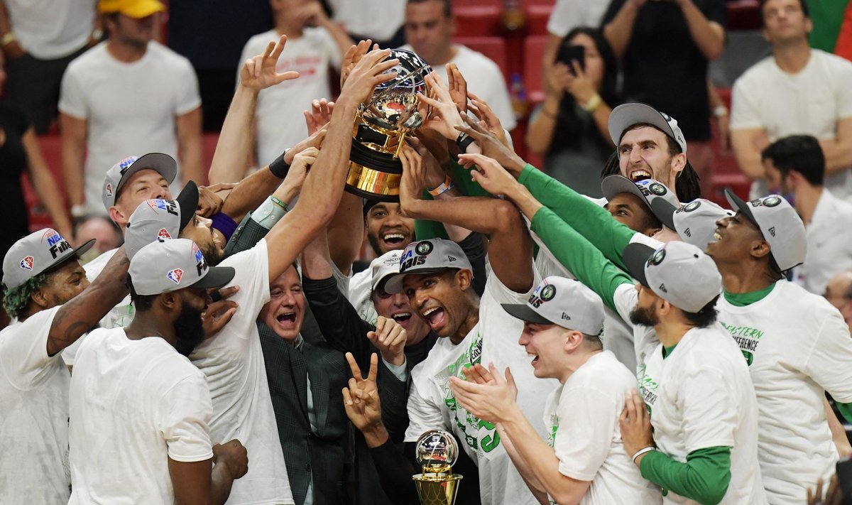 Boston Celtics idakonverentsi võitu tähistamas.